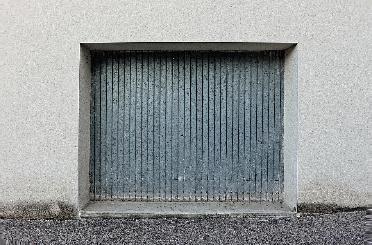 Photo 1 — Garage individuel proche Bastille, portail motorisé